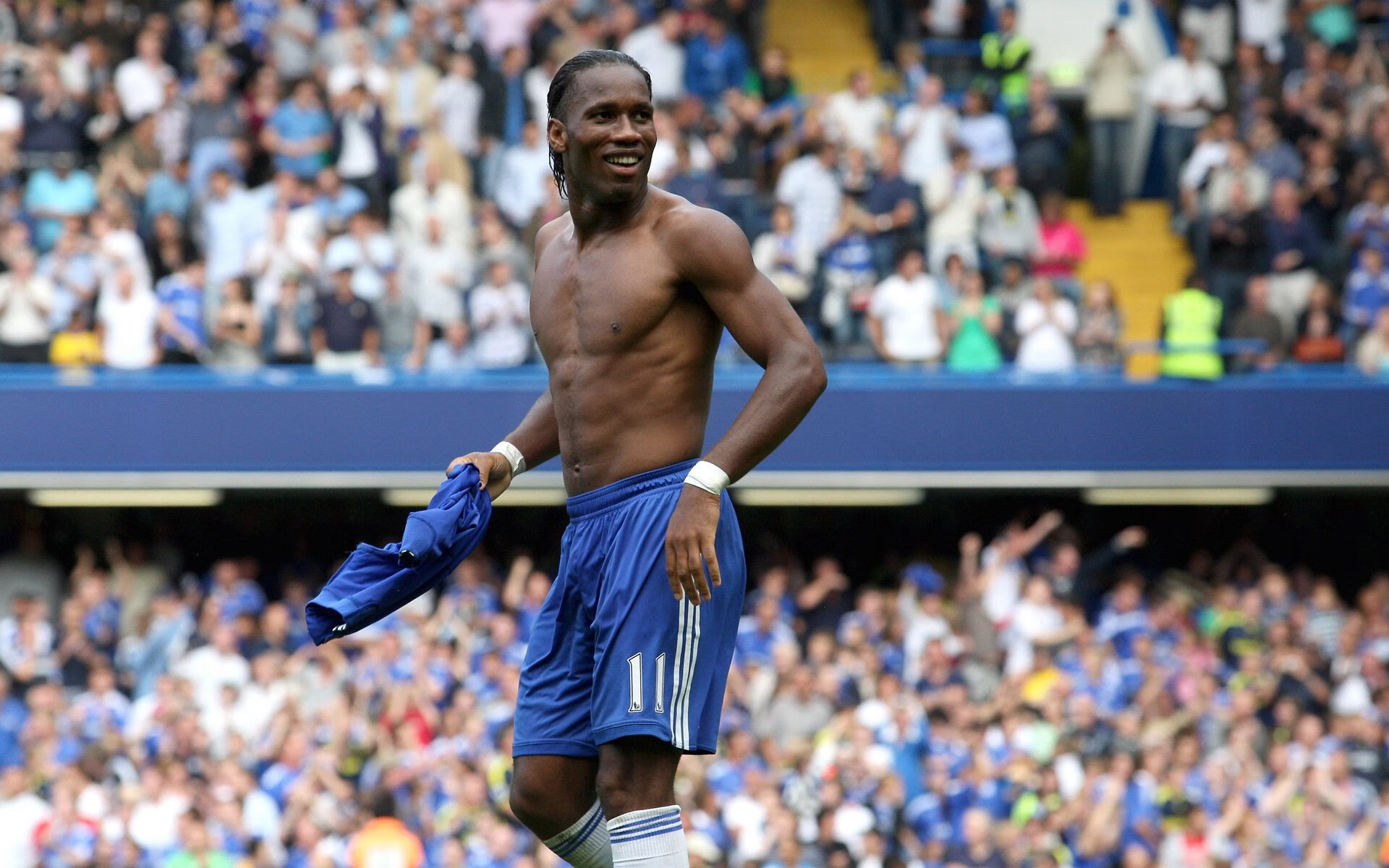 武士对决:球场上的对决犹如武林高手较量,武士对峙